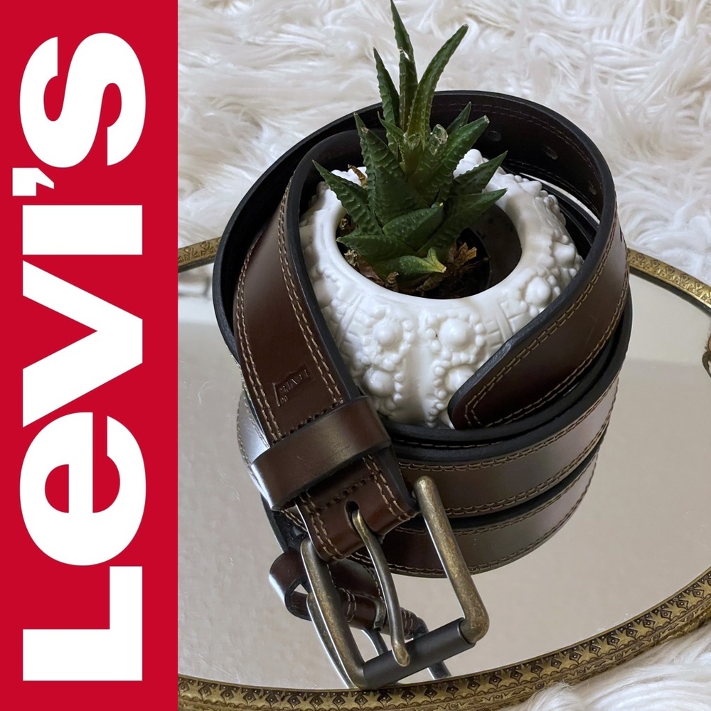 Levi’s like new smooth brown leather 1.5” belt with brass buckle, 42